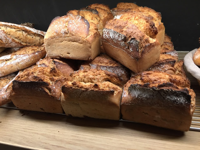 しっかりと焼きこまれたハード系のパン