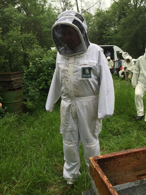 ミツバチに刺されてしまうとアナフィラキシーショックを起こしてしまう人は完全防備が必要です。その場合、宇宙服のような重厚な防護服を着ます