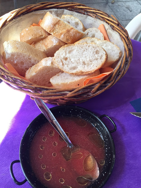 バレンシアの安食堂のパンコントマテ