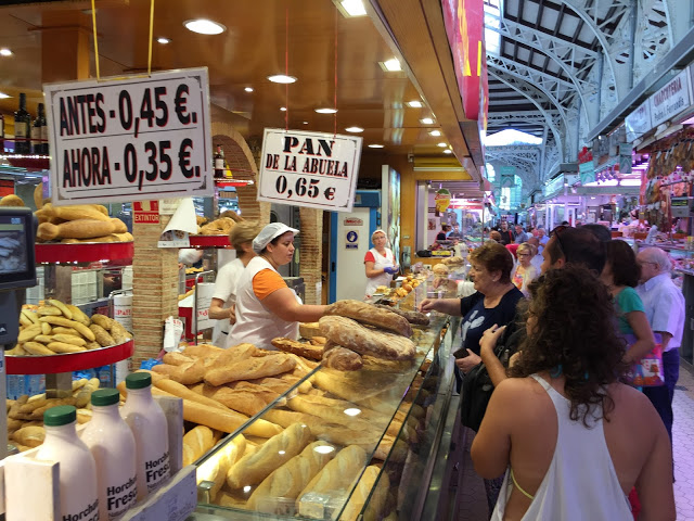 バレンシアの市場の中のパン屋さん