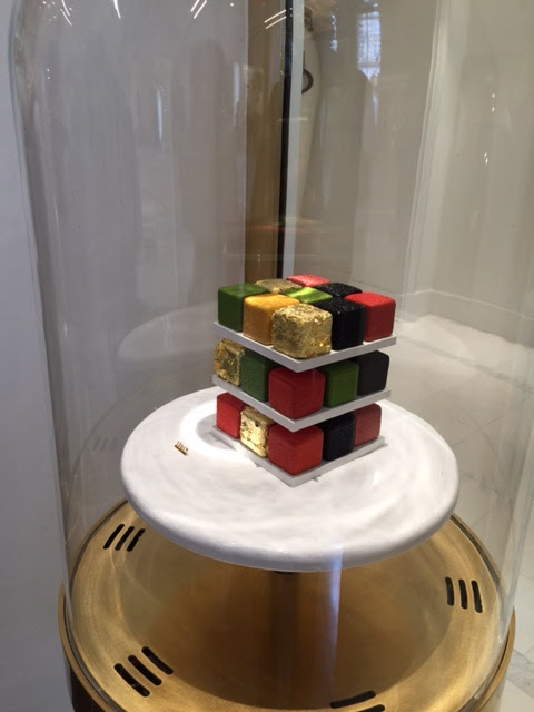 LA PATISSERIE DU MEURICE PAR CEDRIC GROLETシグネチャー・パティスリーの一つ ルービックケーク お値段なんと驚きの170ユーロ!(6人用)