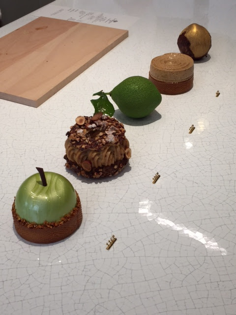 LA PATISSERIE DU MEURICE PAR CEDRIC GROLETアンディヴィデュエルはこの5種類のみ 手前から、タルト・オ・ポム・ヴェルト(11ユーロ)、パリ・ブレスト(10ユーロ)、 シトロン・ヴェール(17ユーロ)、タルト・カフェ(9ユーロ)、ノワゼット(17ユーロ)