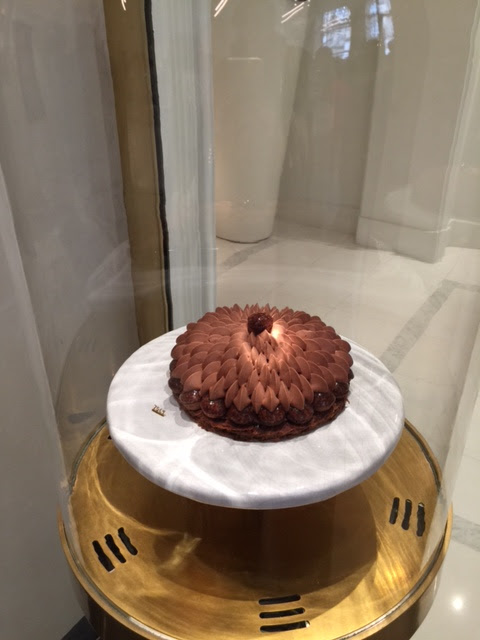 LA PATISSERIE DU MEURICE PAR CEDRIC GROLETショコラのサントノーレ39ユーロ(4人用)
