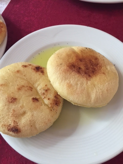 ホテルの朝食で出たスムルのパン