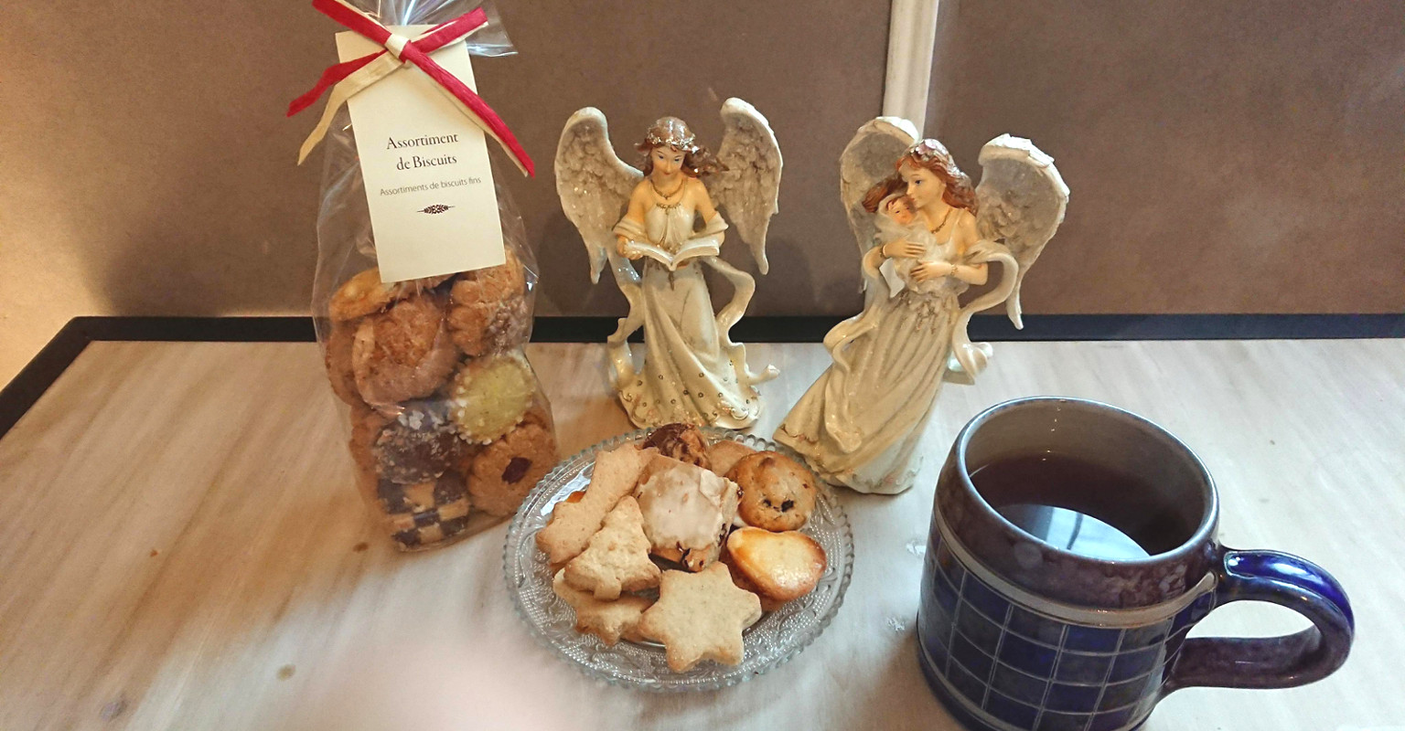 ブレデル クリスマス仕様の型などで焼かれたクッキー 、ストラスブールの有名な焼き物の１つ、ベッチドルフのマグカップ 、天使の置物
