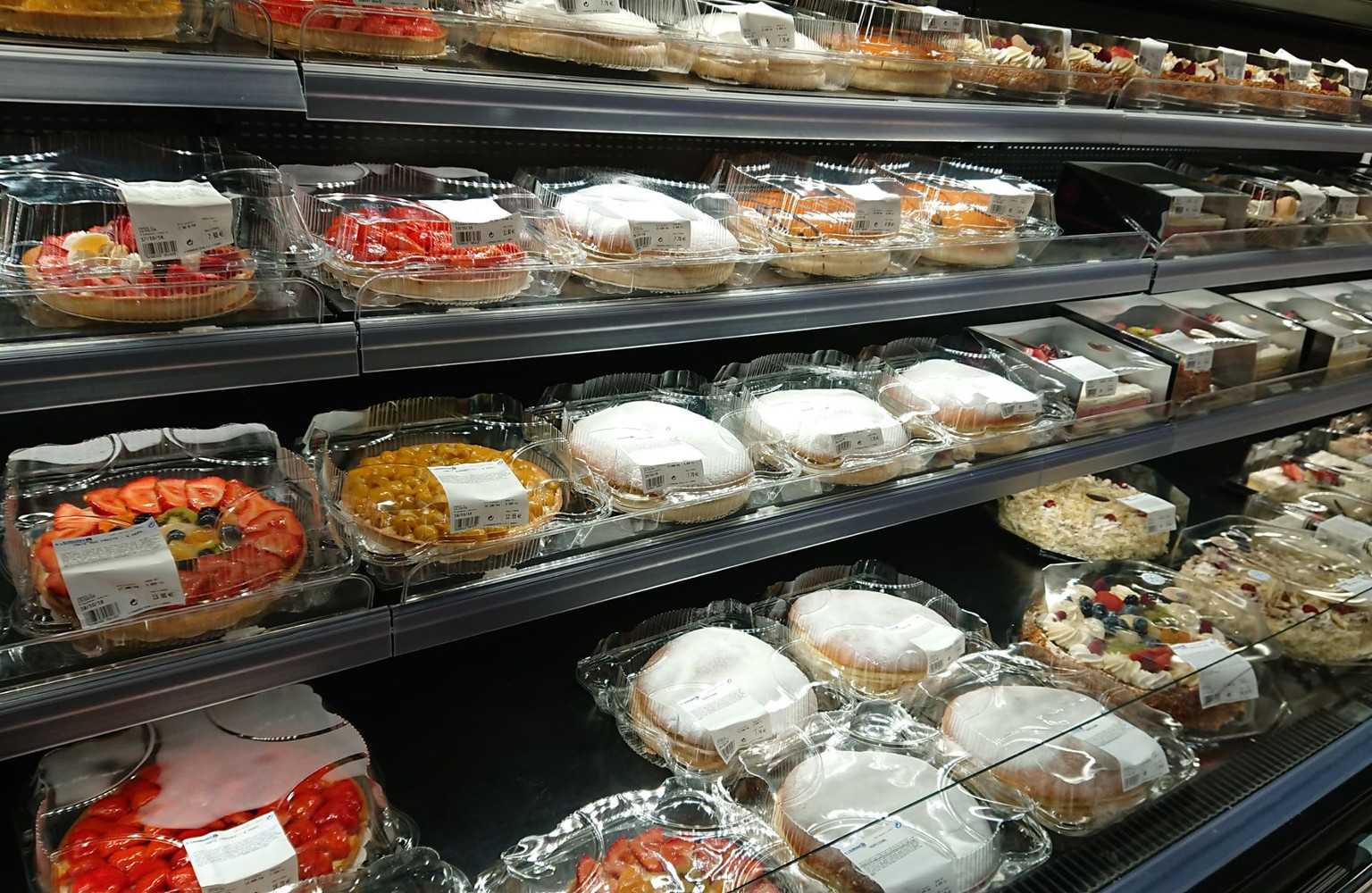 フランスのスーパー 冷蔵棚に生菓子がズラリと並ぶ