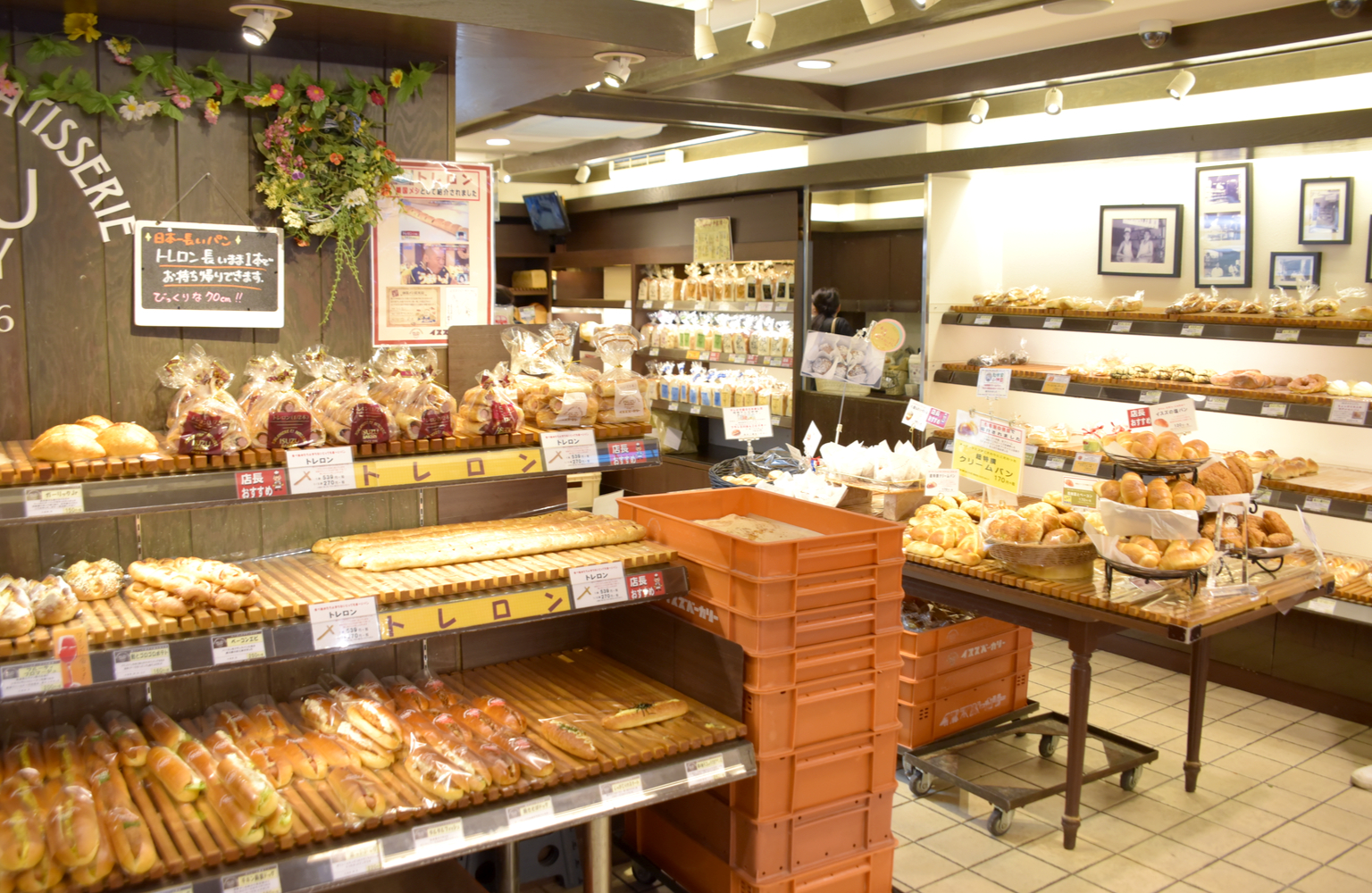 株式会社イスズベーカリー(北野坂店)店内
