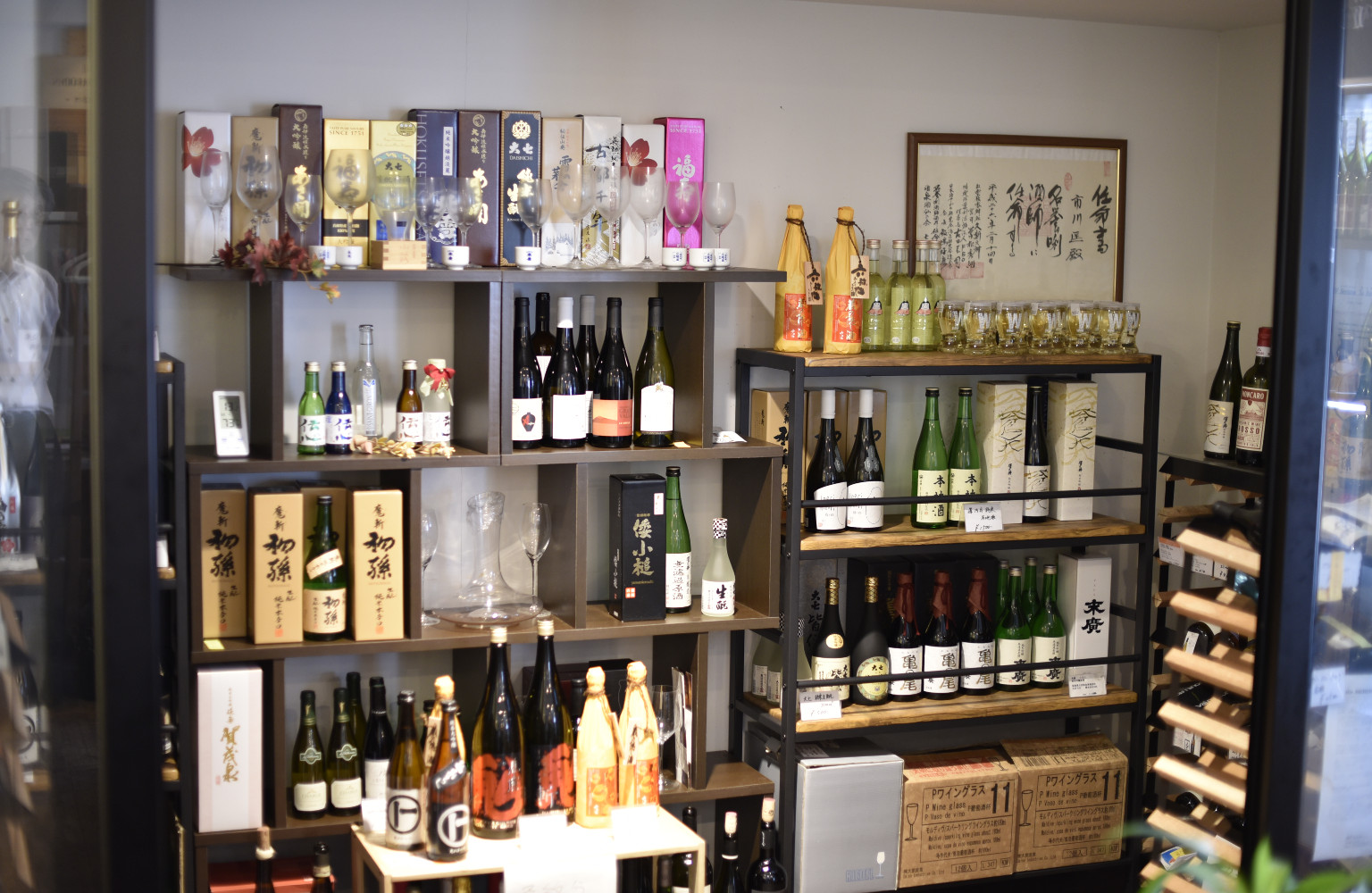 温度管理された部屋には、日本酒とヴィンテージワインが並ぶ