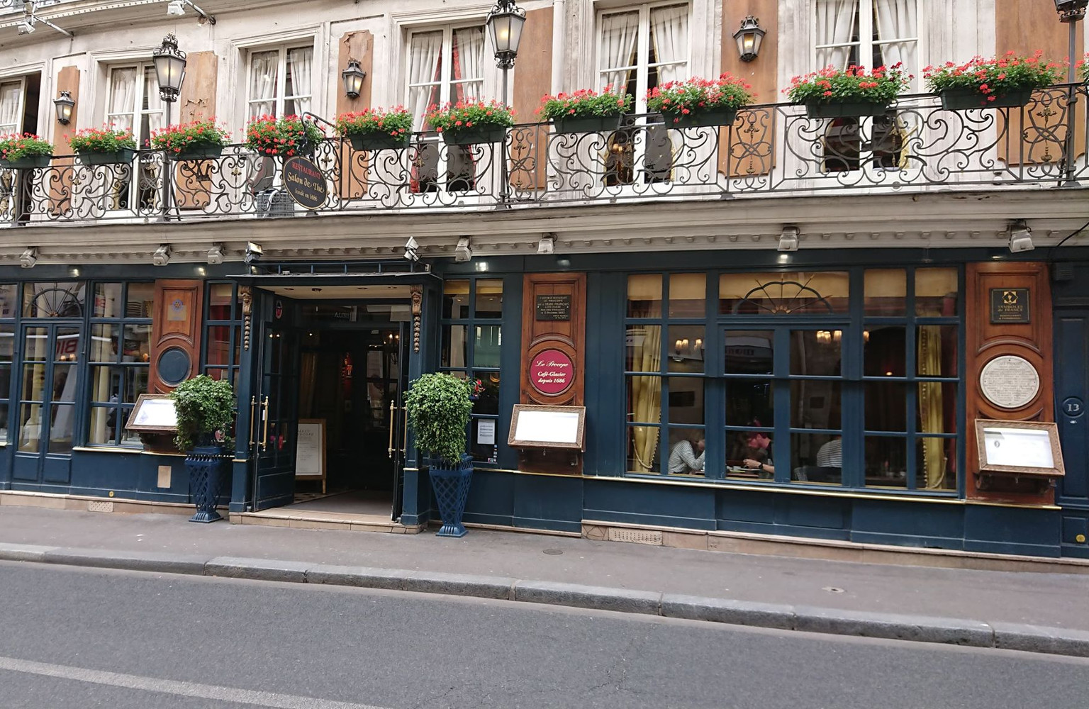 ▲パリ最古のカフェ・レストランとして有名な「LE PROCOPE」（1686年頃にオープン）