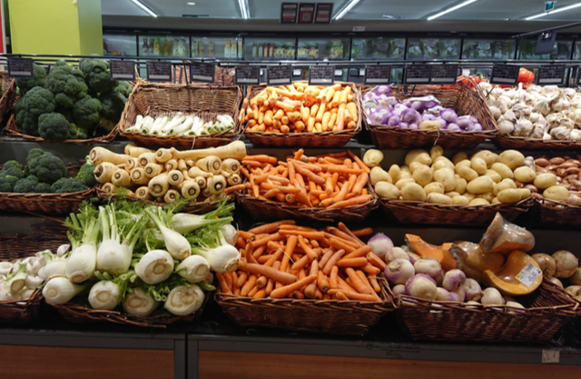 休みの日に訪れたスーパー。旬のスーパーの野菜が並んでいます