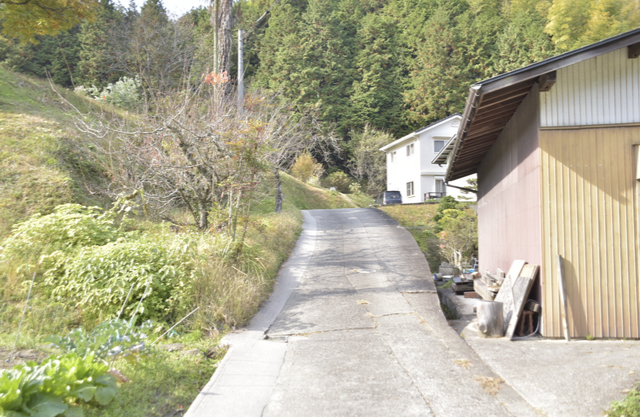 ナビが示したお店の場所は車が一台やっと通れそうなこの細い道...