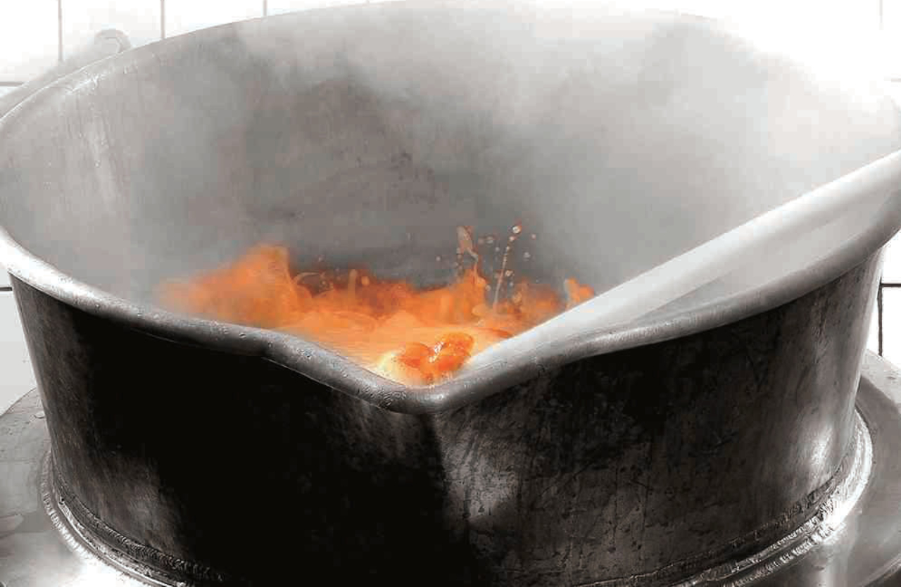 伝統的な銅製の鍋