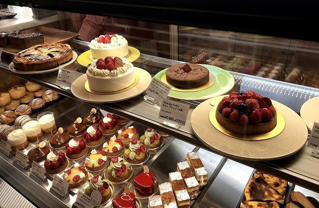 ル・グルニエ・ア・パンのショーケースにはケーキも並ぶ