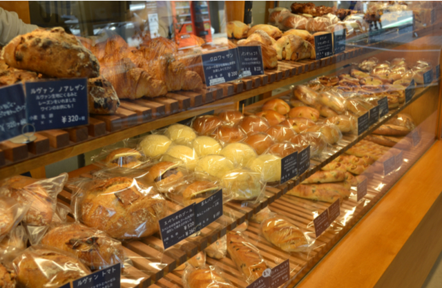ショーケースに並んだ様々な種類のパン
