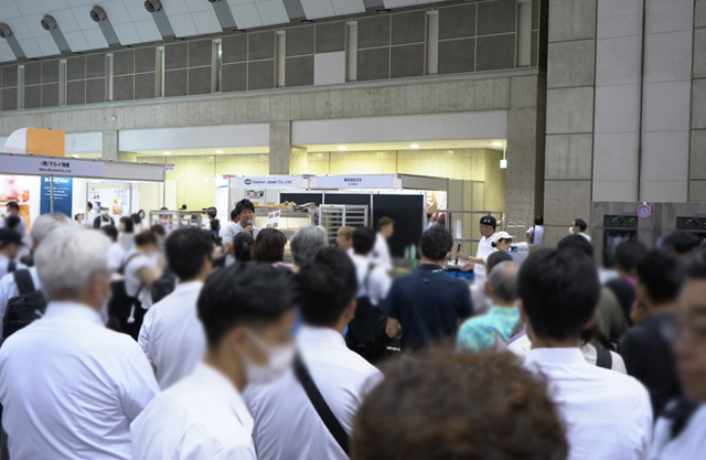 イベントスペースは多くの人で賑わっていました