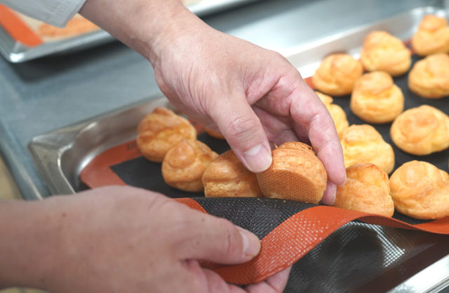 シリコン製ベーキングシートで焼いたシュー生地