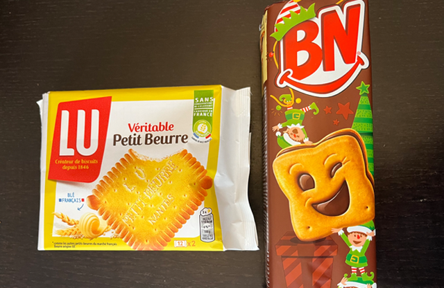 LUのプティ・ブール(左)とBNのチョコサンドビスケット(右)