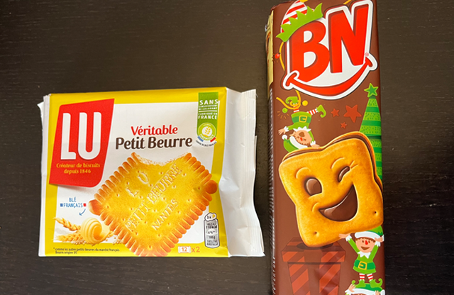 LUのプティ・ブール（左）とBNのチョコサンドビスケット（右） 