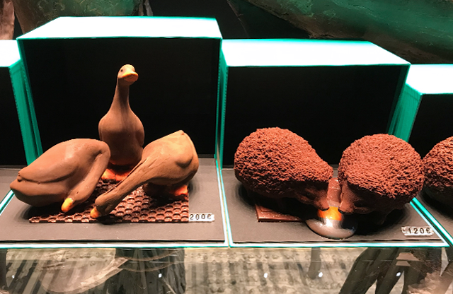 イースター・チョコレートの新商品は、あひる型（左）。人気のハリネズミ（右）は毎年の定番となっています。