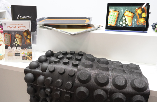 フランス菓子のオリジナリティを確立する種類豊富なフレキシパンと新商品のホテルパンサイズのシルパン、シルパッド