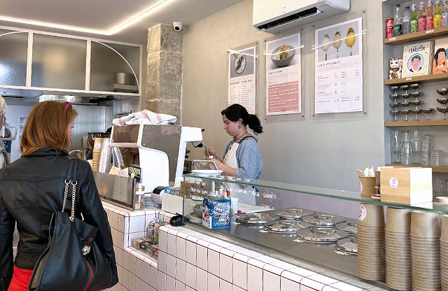 フライドアイスクリームを販売する店