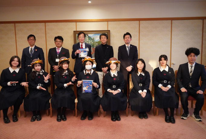 松蔭美術部の生徒と神戸市長