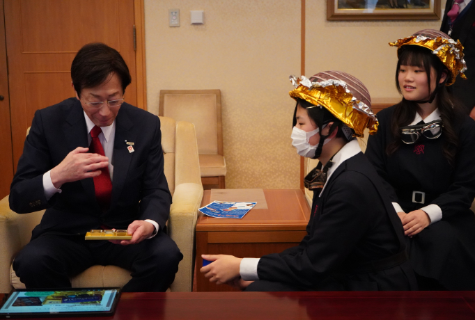松蔭の生徒と神戸市長