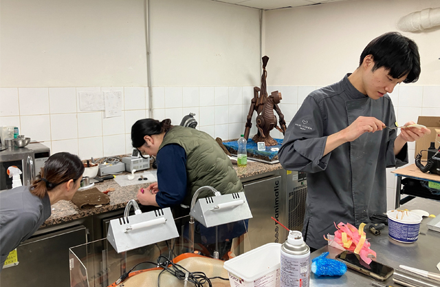 渡仏後、モリヨシダラボでの制作の様子