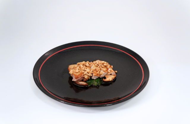 鶏もも肉のソテー、サンレミー風味のピーナッツソース