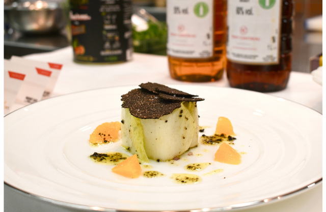 アンディーブのサラダ仕立て、オレンジ、トリュフ、コアントローヴィネグレット