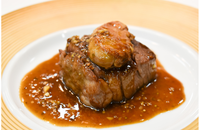 牛フィレ肉のロッシーニ風、フォアグラのポワレと胡椒ソース添え