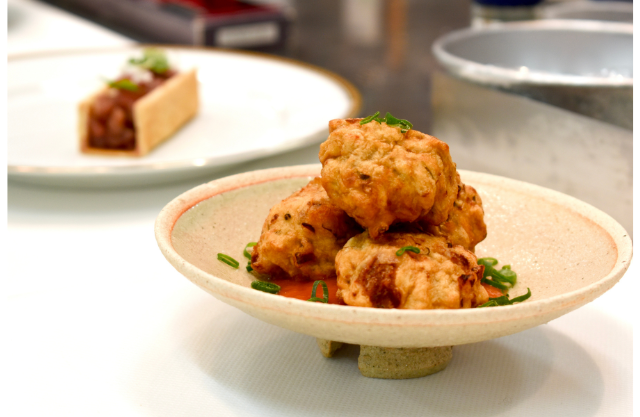 アクラ風まぐろの小さなベニエ、マウントゲイの香り、トマト、しょうが、ラムのソース